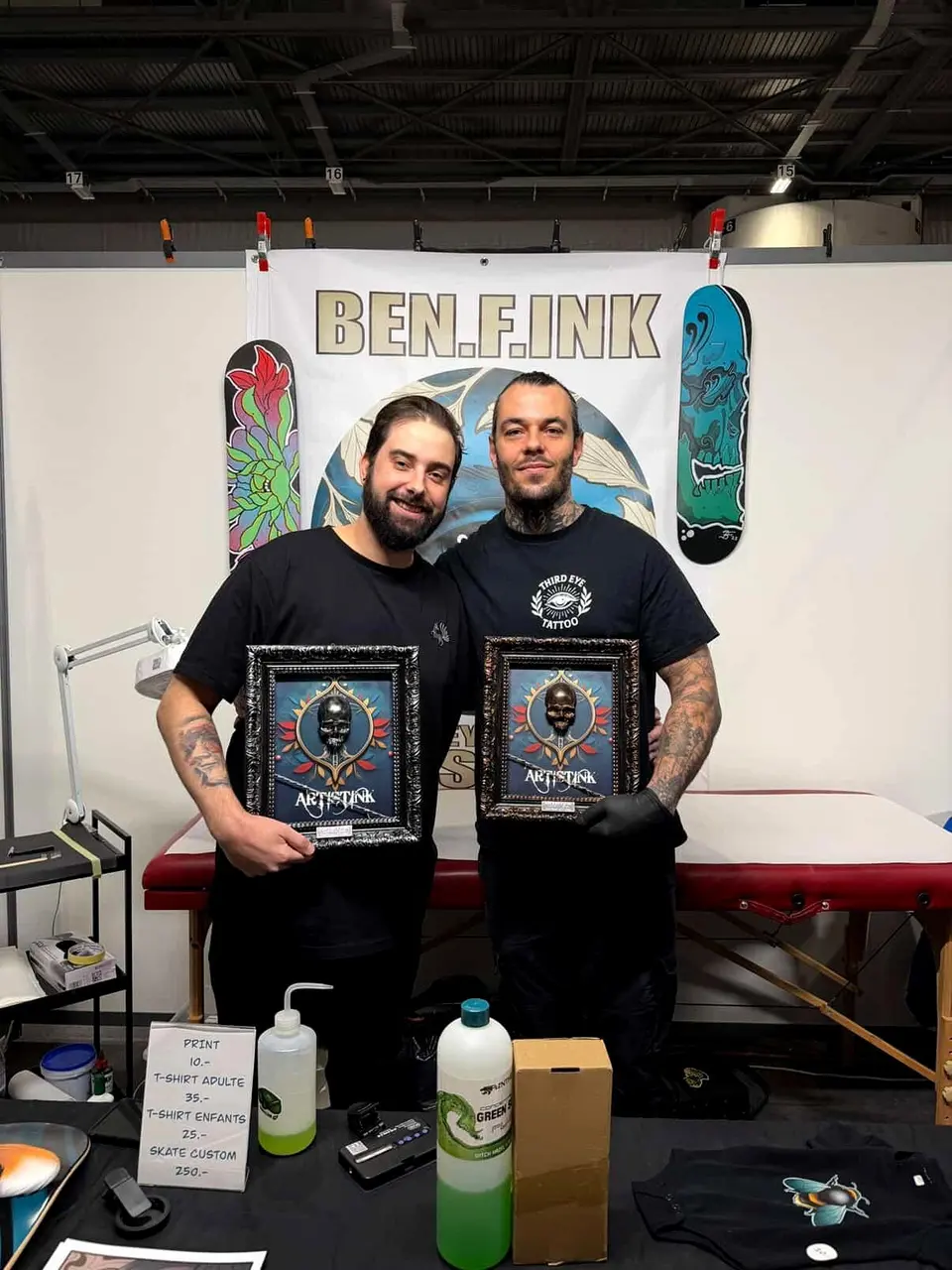 Ben et un autre tatoueur sur le stand ben.f.ink, trophées en main